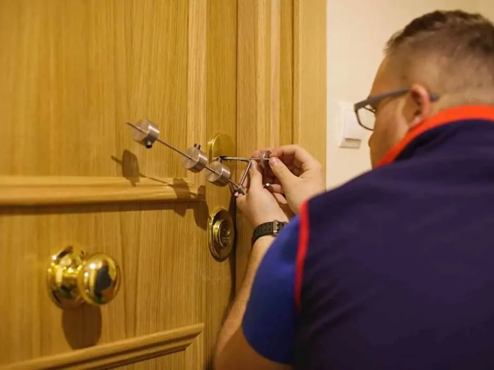 🚨 Cerrajero Urgente en Tenerife Realizamos apertura de puertas en Tenerife⭐Llegamos en 20 minutos⭐ a su domicilio 24h. Abrimos puertas de casas, coches y más. Cerrajeros Tenerife