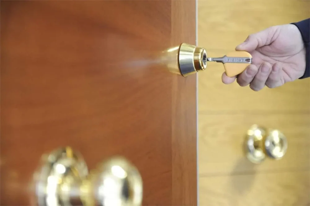 EscudoSeguridad 🚨 Cerrajero Urgente en Tenerife Realizamos apertura de escudos de seguridad en tenerife ⭐Llegamos en 20 minutos⭐ a su domicilio 24h. Abrimos puertas de casas, coches y más. Cerrajeros Tenerife