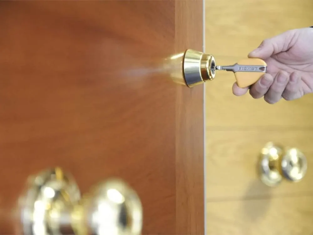 🚨 Cerrajero Urgente en Tenerife Realizamos apertura de escudos de seguridad en tenerife ⭐Llegamos en 20 minutos⭐ a su domicilio 24h. Abrimos puertas de casas, coches y más. Cerrajeros Tenerife