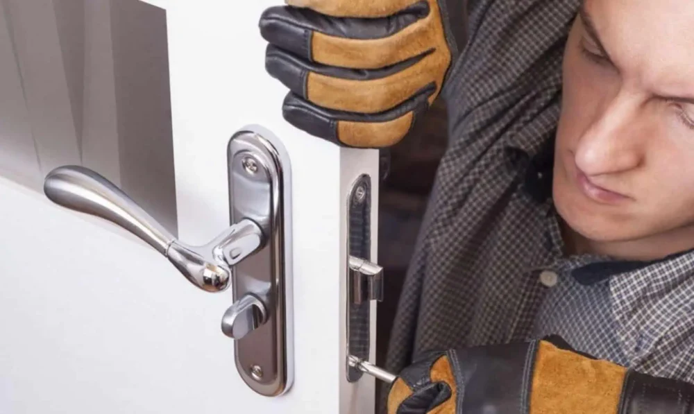 InstalaciónCerraduras2 🚨 Cerrajero Urgente en Tenerife Realizamos Instalacion de cerraduras ⭐Llegamos en 20 minutos⭐ a su domicilio 24h. Abrimos puertas de casas, coches y más. Cerrajeros Tenerife