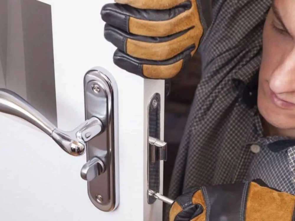 🚨 Cerrajero Urgente en Tenerife Realizamos Instalacion de cerraduras ⭐Llegamos en 20 minutos⭐ a su domicilio 24h. Abrimos puertas de casas, coches y más. Cerrajeros Tenerife